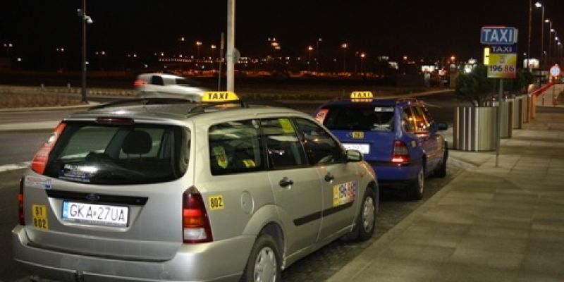 Trzy uchwały o usługach przewozu osób taksówkami