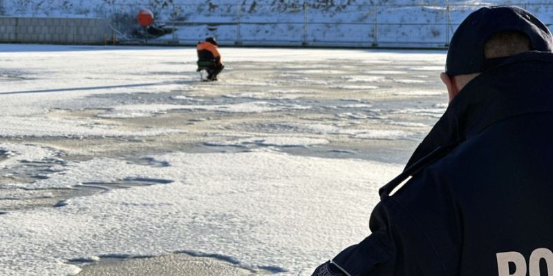 Pod 9- latkiem z załamał się lód na kanale Raduni- film