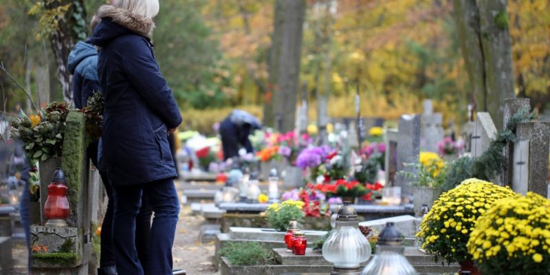 Seniorze, zadbaj o siebie i zaplanuj wizytę na cmentarzu wcześniej