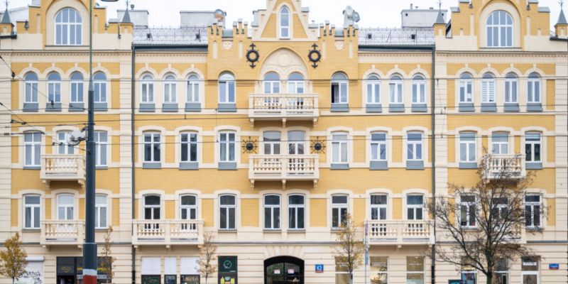 Neogotycka kamienica przy ul. Targowej 62 odzyskuje dawny blask