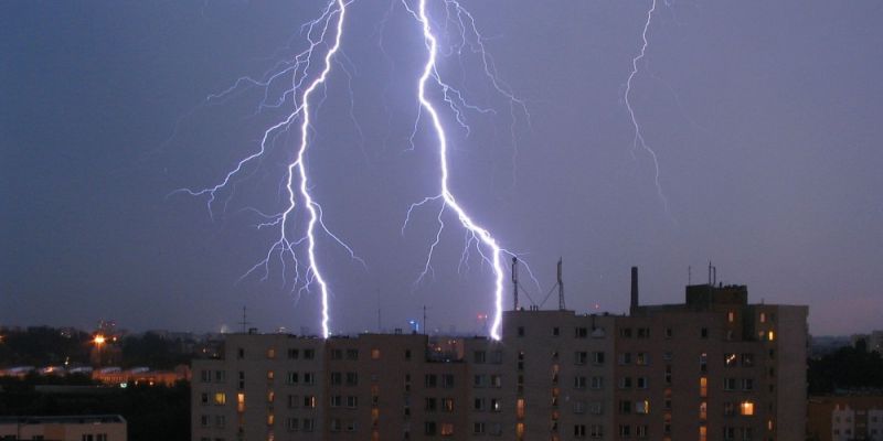 IMiGW ostrzega przed silnym wiatrem. Cyklon Grzegorz nadciągnął nad Polskę.