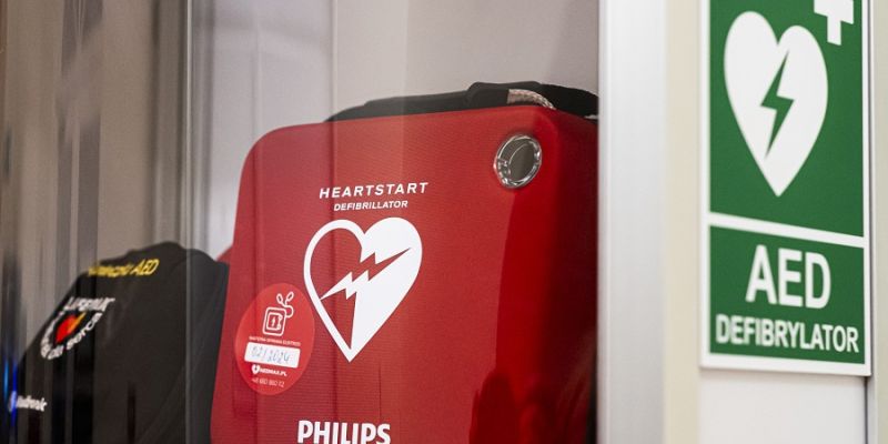 Więcej defibrylatorów AED w przestrzeni miejskiej Warszawy
