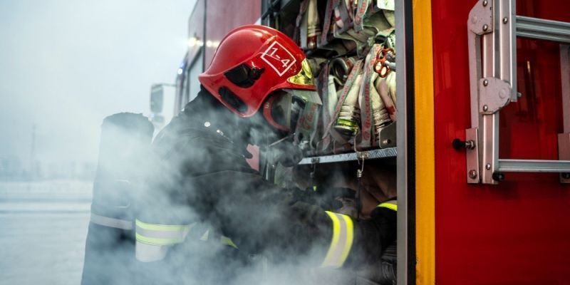 Pożar hotelu w Mniszewie: Ponad 140 strażaków walczy z ogromnym ogniem