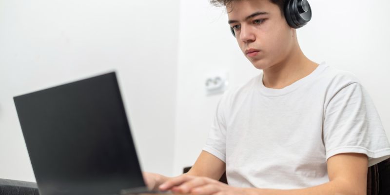 Nastolatki blisko jedną piątą doby spędzają w internecie