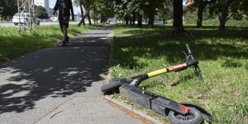 Zostawiłeś hulajnogę na środku chodnika? Musisz liczyć się z mandatem i kosztami jej usunięcia