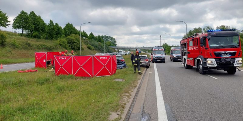 Tragiczny wypadek w Gdańsku , spłonął samochód , jedna osoba nie żyje .