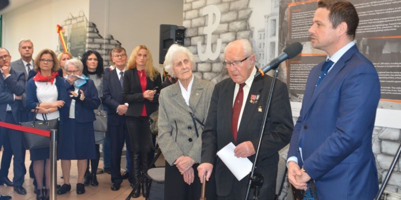 Prezydent stolicy oraz Zakład Gospodarowania Nieruchomościami dla Dzielnicy Mokotów  z odznaką Pułku AK Baszta „Amicitiae Fidelium”