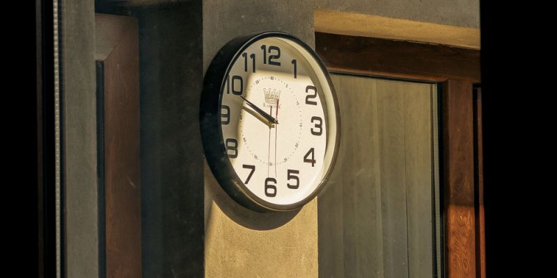 Zbliża się zmiana czasu na zimowy i nocne przestawianie zegarków
