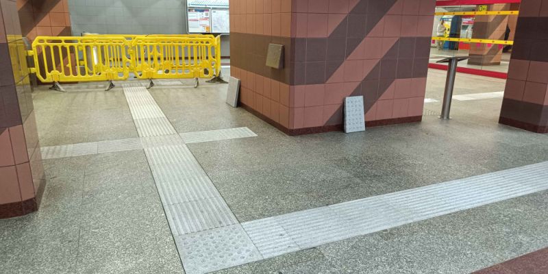 Utrudnienia na stacji metra Kabaty. Od dzisiaj zamknięte jedno z wejść