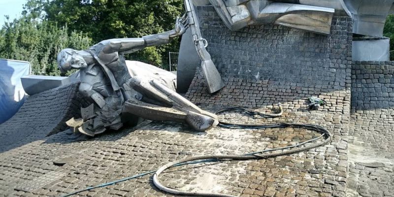 Pomnik Obrońców Poczty Polskiej w trakcie kompleksowego czyszczenia