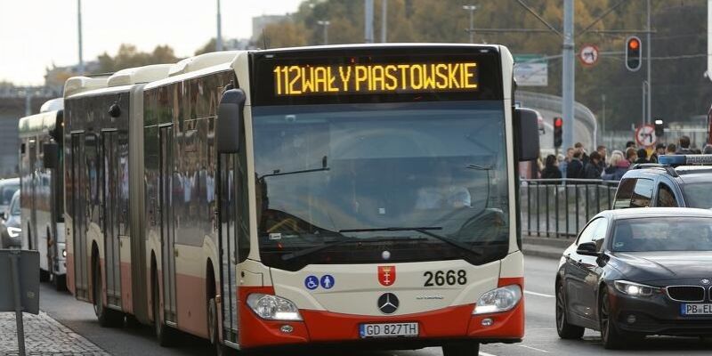 Zmiany w komunikacji miejskiej: więcej autobusów przegubowych, prace wodociągowe, remont pętli Kampinoska