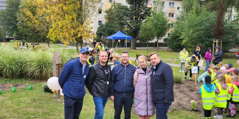 Olbrachta zyskało nowy wygląd – podwórko uporządkowane i zazielenione