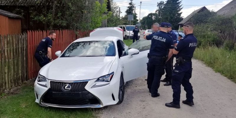 Skuteczna obława za napastnikiem, który autem staranował policjantów