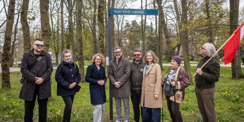 Skwer Szkoły Sopockiej w Parku Północnym oficjalnie odsłonięty. Sopot upamiętnia 80 lat tradycji artystycznej