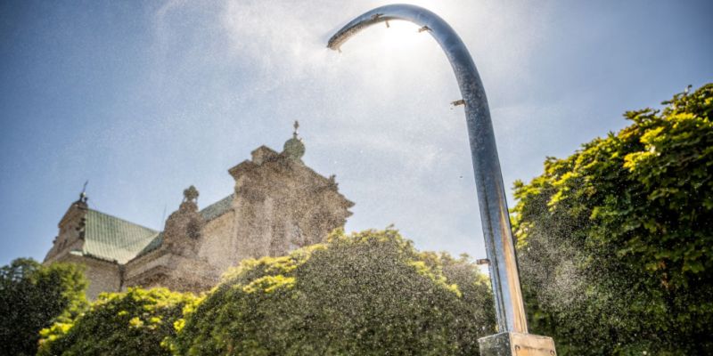 Jest ostrzeżenie przed upałami. Miasto uruchamia zraszacze