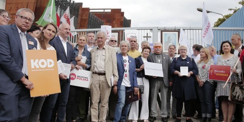 Opozycja podpisała Deklarację Obrony Demokracji