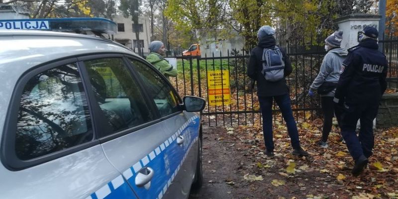 Policjanci pomagają osobom bezdomnym