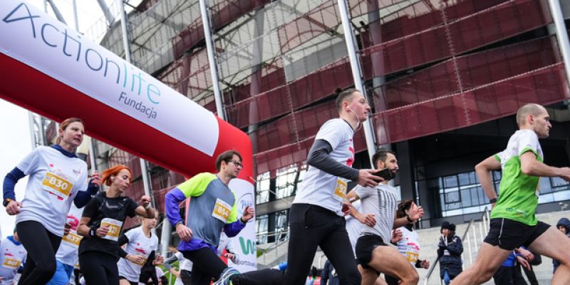 Niepodległa Piątka to bieg wyjątkowy wokół stadionu narodowego.