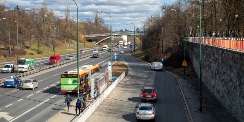 Nowy plac Na Rozdrożu bardziej przyjazny dla pieszych i podróżnych.