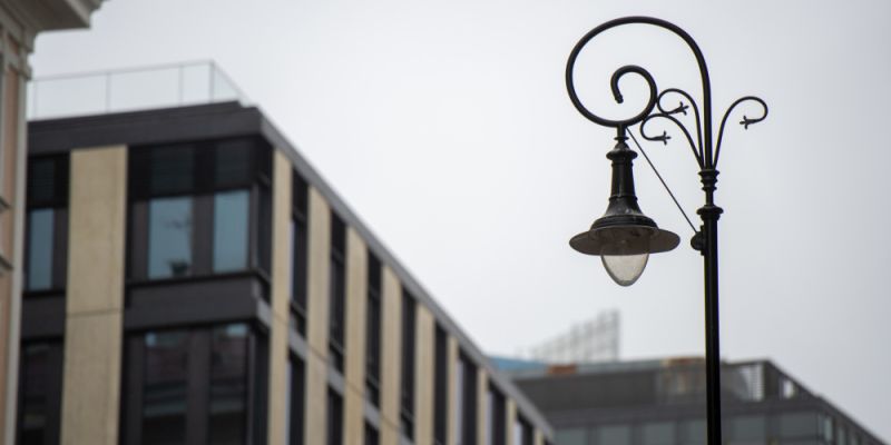 Historyczny blask w nowoczesnym wydaniu: Warszawa kontynuuje wymianę oświetlenia ulicznego