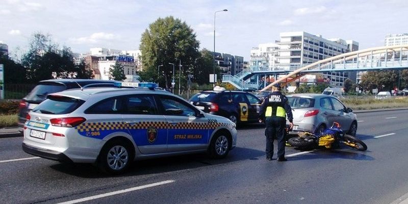 Motocyklista ranny po zderzeniu z mazdą na al. Prymasa Tysiąclecia