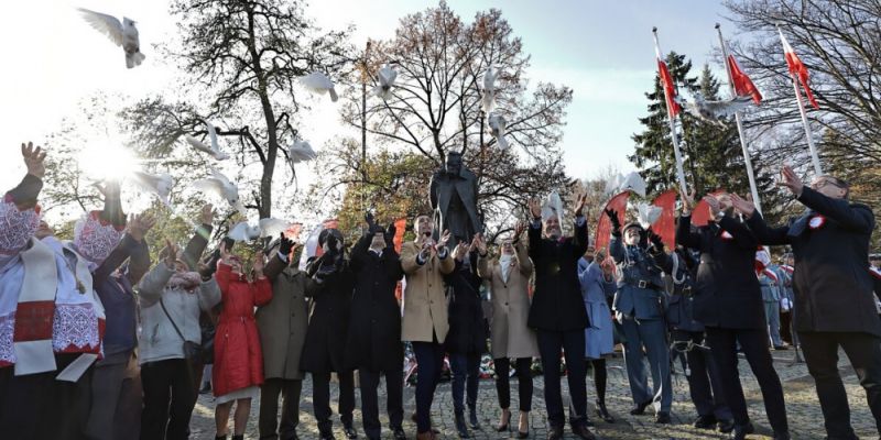 Uroczystość pod pomnikiem Piłsudskiego