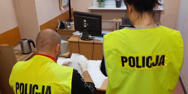 Policja zatrzymała dwie osoby , które realizowały sfałszowane recepty.