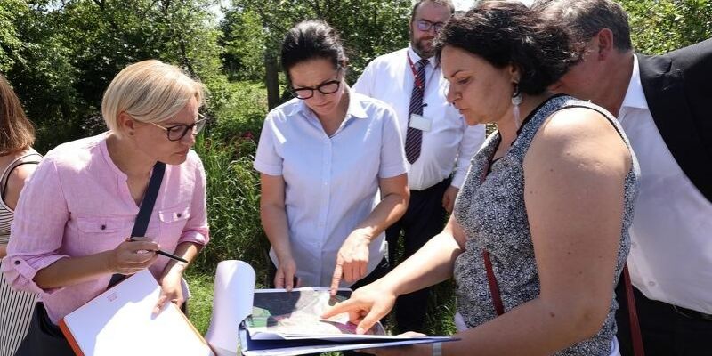 Matarnia. Spacer po dzielnicy prezydent Gdańska w towarzystwie radnych i urzędników