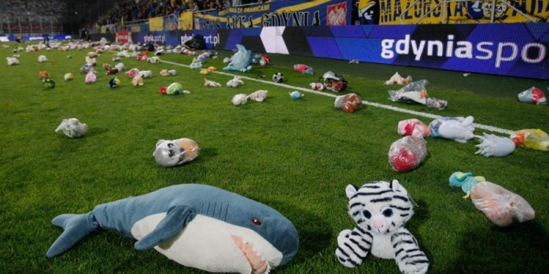 Setki pluszaków na murawie Stadionu Miejskiego