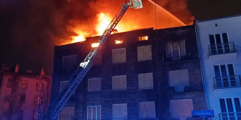 Ogromny pożar pustostanu na Pradze Północ