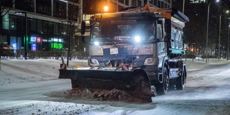 Ślisko na stołecznych ulicach. ZOM wysłał 70 pługoposypywarek