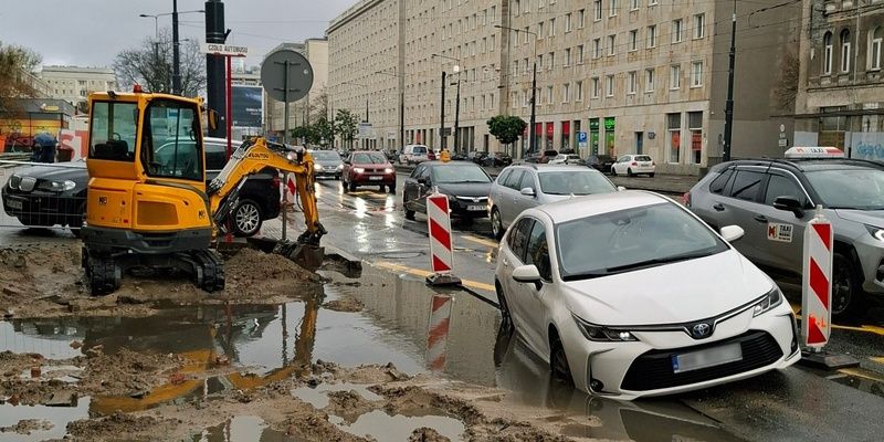 Sprytny kierowca, jednak nie taki sprytny. Nieudana próba ominięcia korka