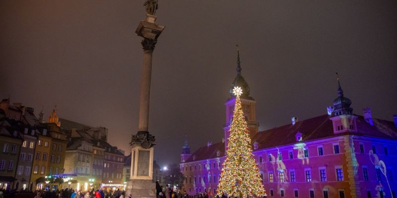 Nowa zimowa atrakcja Warszawy: ruszyło „Kino pod Choinką” na Placu Defilad