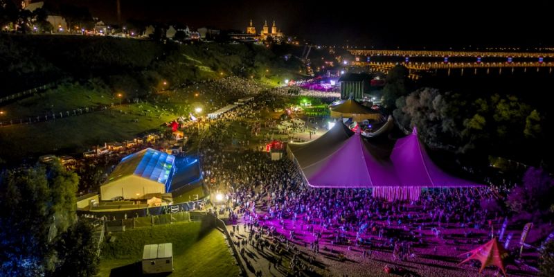 Jak wyglądają festiwale muzyczne ZA SCENĄ? Nowy cykl spotkań w IKM