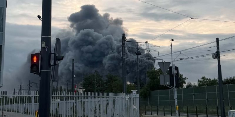 Pożar salonu i serwisu samochodowego na Targówku