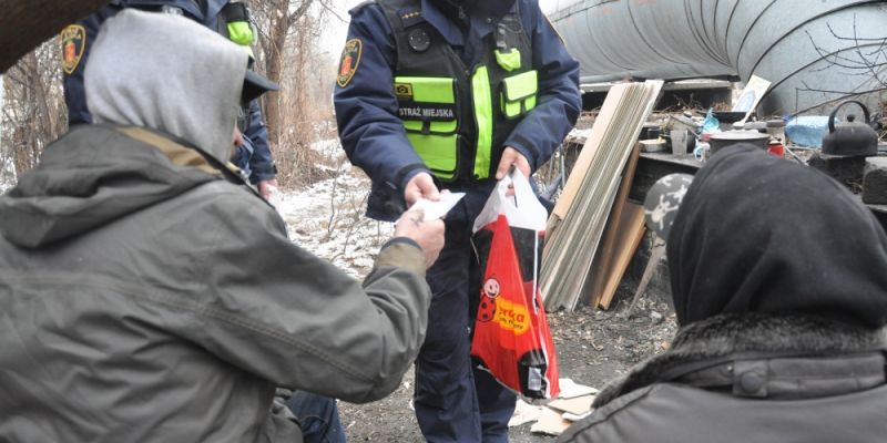 Strażnicy miejscy po raz dziewiąty podarują osobom bezdomnym świąteczne paczki