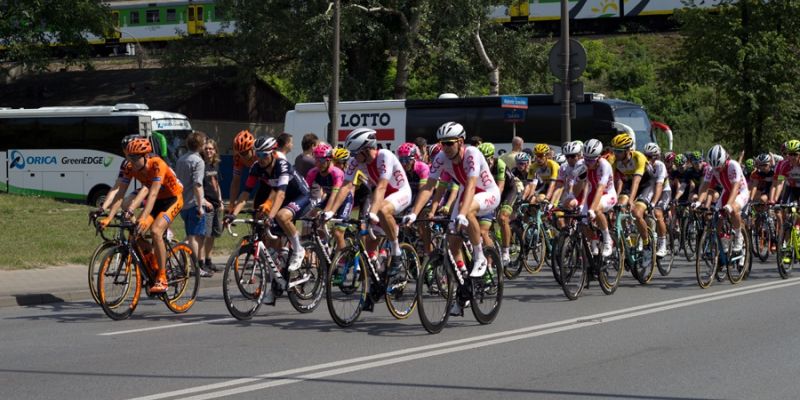 Tour de Pologne rozpoczął się na warszawskich ulicach