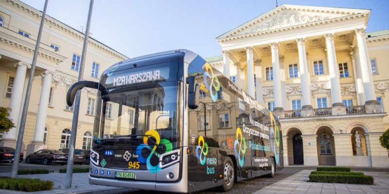 Na ulicach Warszawy pojawił się pierwszy ekologiczny autobus. Pojazd jest zasilany wodorem.