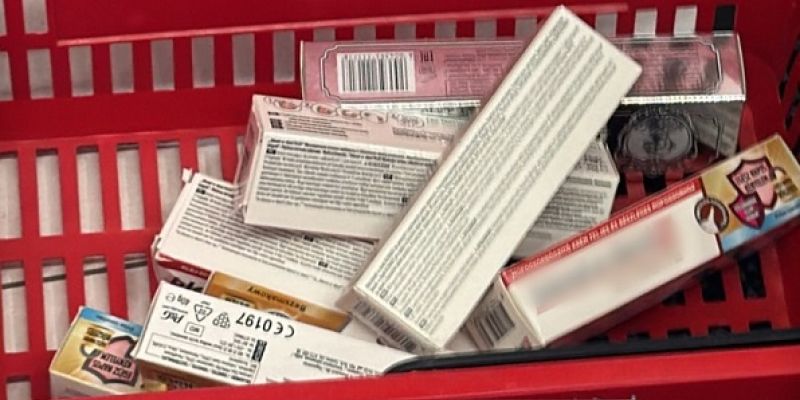 Ukradł kilkanaście klejów do protez zębowych. Nie wiedział, że przed drogerią czekają policjanci