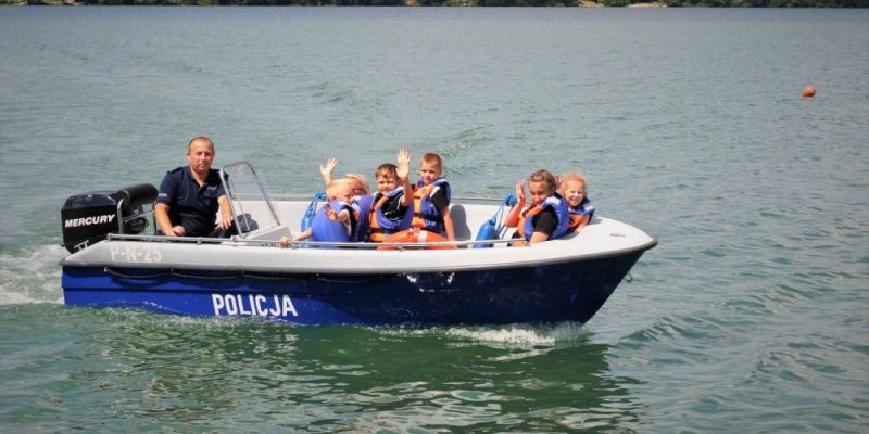 Policjanci spotykają się z dziećmi na koloniach