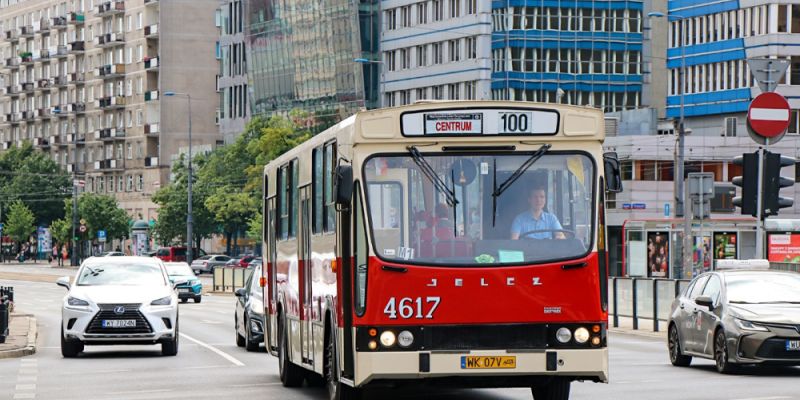 Podróż w czasie po Warszawie. Zabytkowe autobusy wyjadą na ulice w rocznicę zajezdni Chełmska