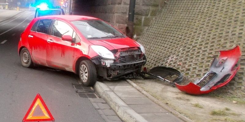 Straciła panowanie nad pojazdem na śliskiej jezdni