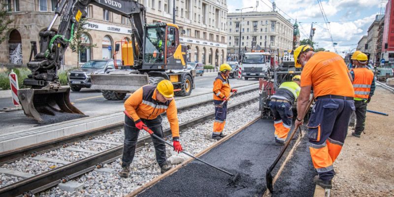 Półmetek remontów torowych w stolicy: tramwaje wracają na Ochotę, Wolę i Muranów