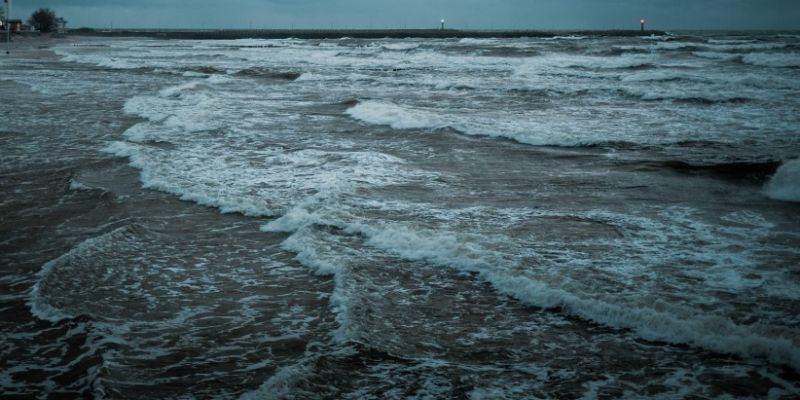 Meteorolodzy zapowiadają silny wiatr w całym kraju. Na Bałtyku możliwy sztorm