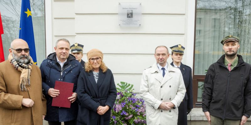 Tablica pamięci na domu Barbary Wachowicz. Warszawa pamięta o swojej Honorowej Obywatelce