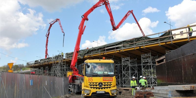 Wylewają beton na wiadukcie przy Agrykoli