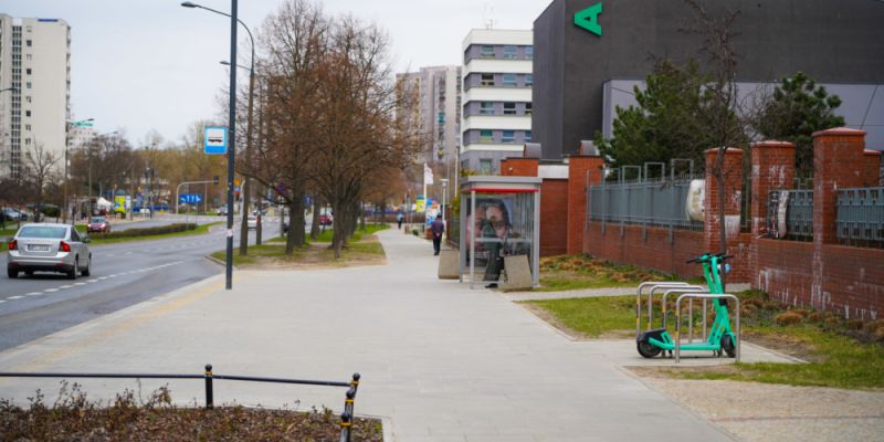 Nowy chodnik przy ul. Gandhi na Ursynowie. Koniec kałuż i zniszczonej nawierzchni