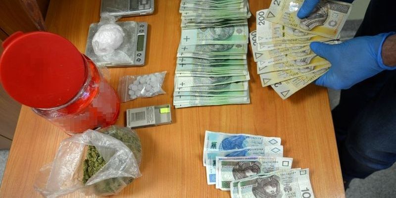 Zabezpieczony 1 kg amfetaminy, tabletki i kilkadziesiąt porcji marihuany