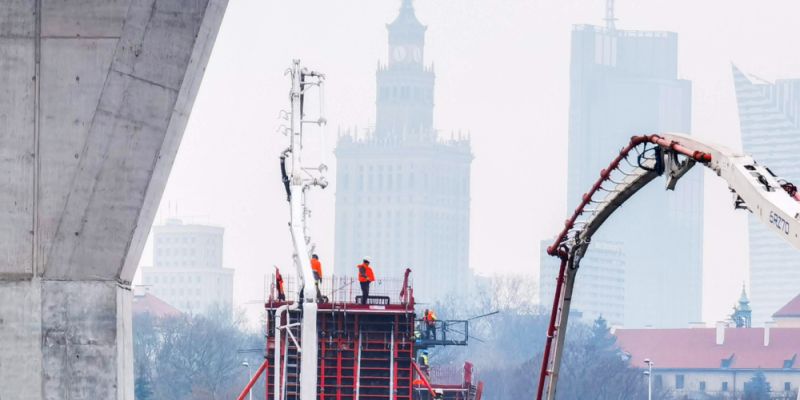 Budowa mostu na Pragę - rzeczne podpory prawie gotowe