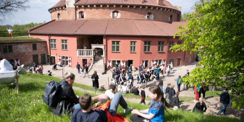Majówka z hukiem armat i szczękiem zbroi. Twierdza Wisłoujście ożyje historią